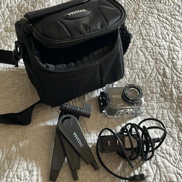 Vivitar DVR 786HD and accessories - Picture 1 of 4